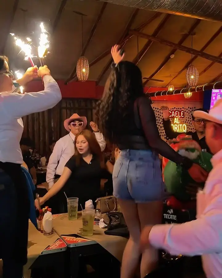 Celebración con bengalas en el Torito