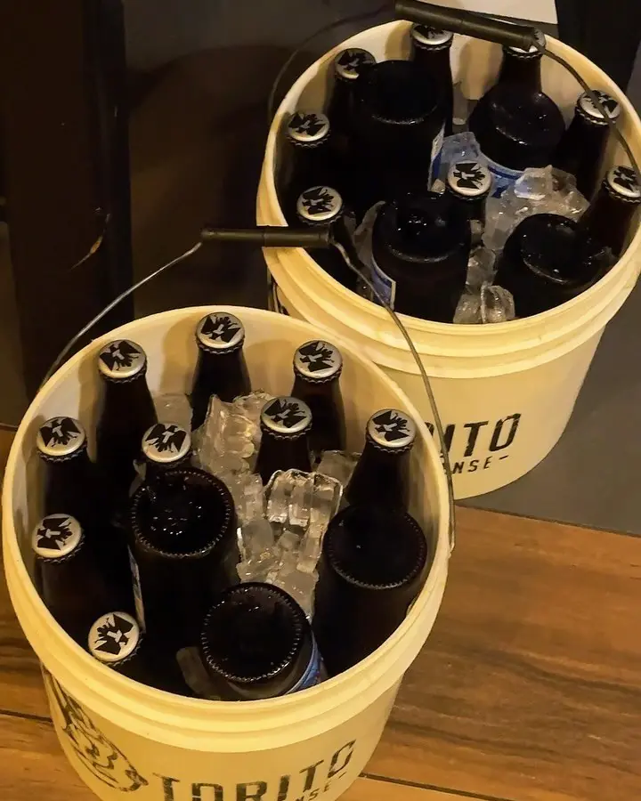 Cubetas de cerveza con hielo